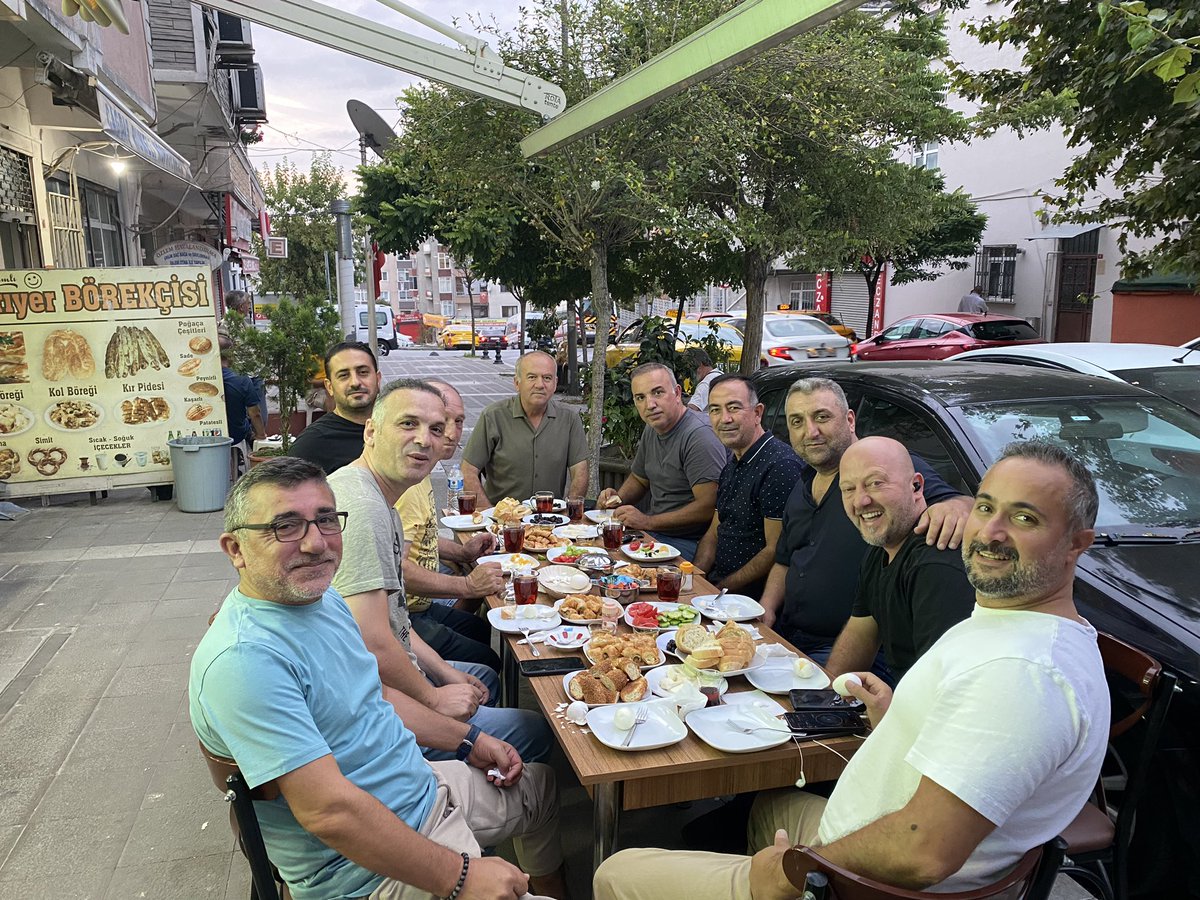 Bizim Durak Taksi dayanışma ailesi olarak sabah kahvaltısında buluştuk..Yıllar geçsede dostluğumuz hiç bitmedi.