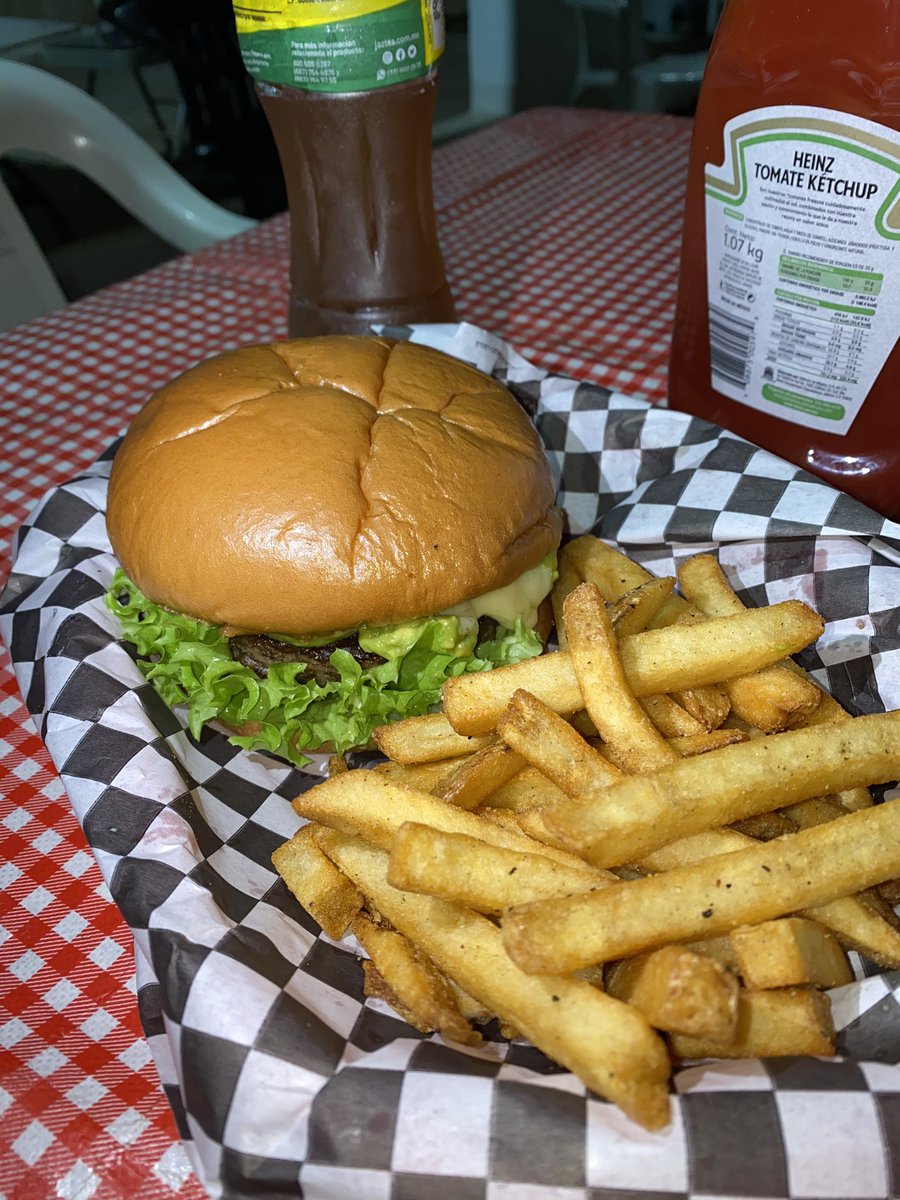 lizbethrubioc's tweet photo. Holaa, si tienen antojo de unos buenos hot dogs, boneless o hamburguesas y viven cerca de la salida norte, les recomiendo hot dogs los plebes, no se van a arrepentir🙌🏻✨

Si me pueden ayudar dando rt, se los agradecería mucho🍔😋✨ https://t.co/8D81JBc5AC