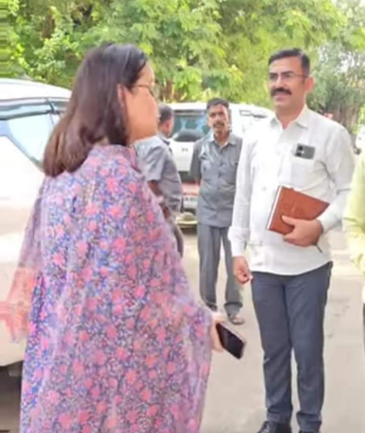 PoojaKumar98010's tweet photo. बाडमेर जिले की नई जिला कैलेकटर  टिणा डाबी जी, आज करेंगी कार्य भार गृहण https://t.co/myQRj8w7sW
