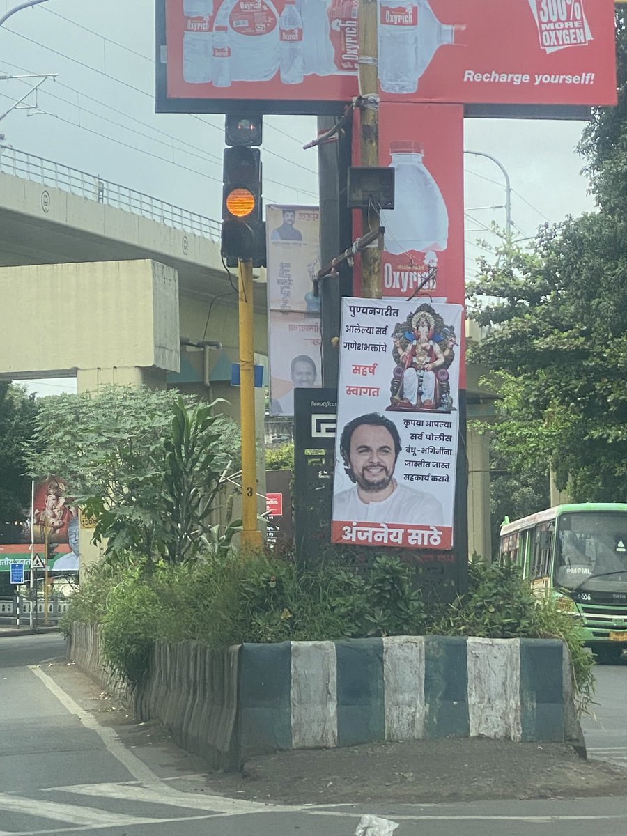 sckapse's tweet photo. @PuneCityTraffic गरवारे शाळा सिग्नल,प्रभात रोड, उजवीकडे वळण्यासाठी,सिग्नल,झाकला गेला आहे. कृपया,फलक हटवला तर बर होईल. https://t.co/UHFfcAzGi9