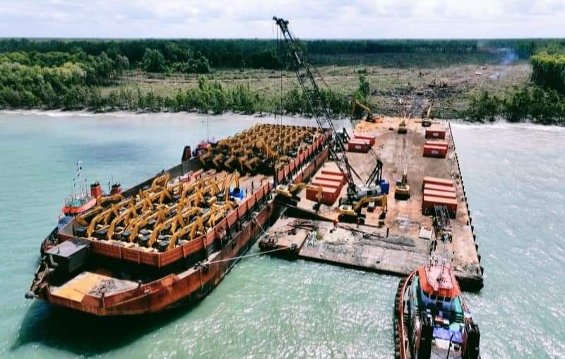 Mythicalforest's tweet photo. Btw, ini excavator milik Jhonlin Group (Haji Isam) untuk proyek cetak sawah 1 juta hektare yang bakal (sedang) menghancurkan hutan di Merauke

Atas nama PSN dan ketahanan pangan hutan Papua dihancurkan, terus presidennya omong besar soal net zero emission https://t.co/Ep3H3VhhMu