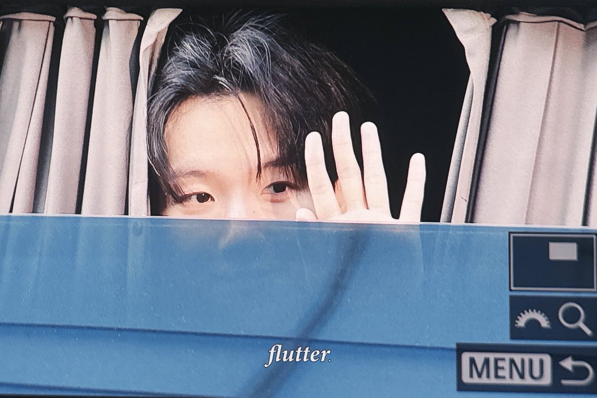 240907 퇴근 👋🏻✌🏻#백현 #BAEKHYUN #ベッキョン <a href="/B_hundred_Hyun/">Baekhyun_EXO</a>