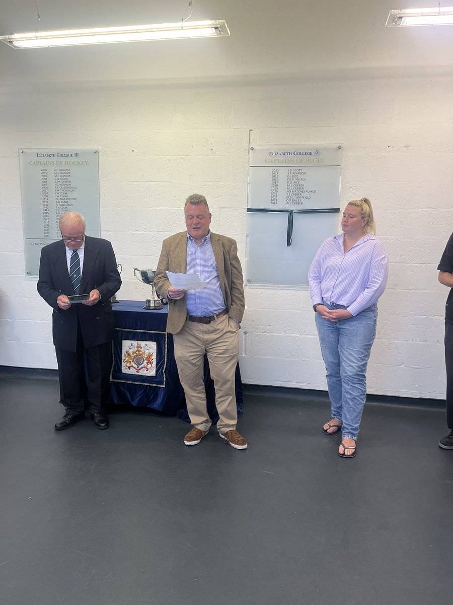 Excited to unveil the new Elizabeth College Rugby Captains Board today! Honored to have former History and Economics teacher John Hooker as our special guest, celebrating the legacy of leadership and sporting excellence. Here's to the future of EC rugby!  #EC#Tradition