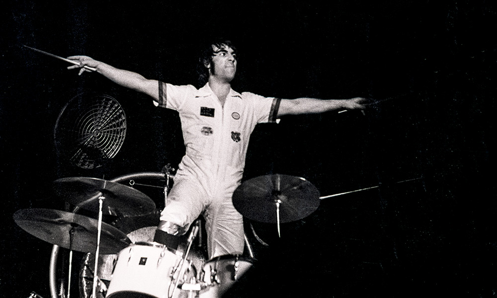 BoppingElf77's tweet photo. IN MEMORIAM 💜💫
“I tried several things and this was the only one I enjoyed doing.”
Keith Moon 23 August 1946 - 7 September 1978.
#KeithMoon #InMemoriam #DrummerExtraordinaire #TheWho #60s #70s #NeverForgotten #NoSubstitute @TheWho @KeithMoon https://t.co/hGDacLL2nB