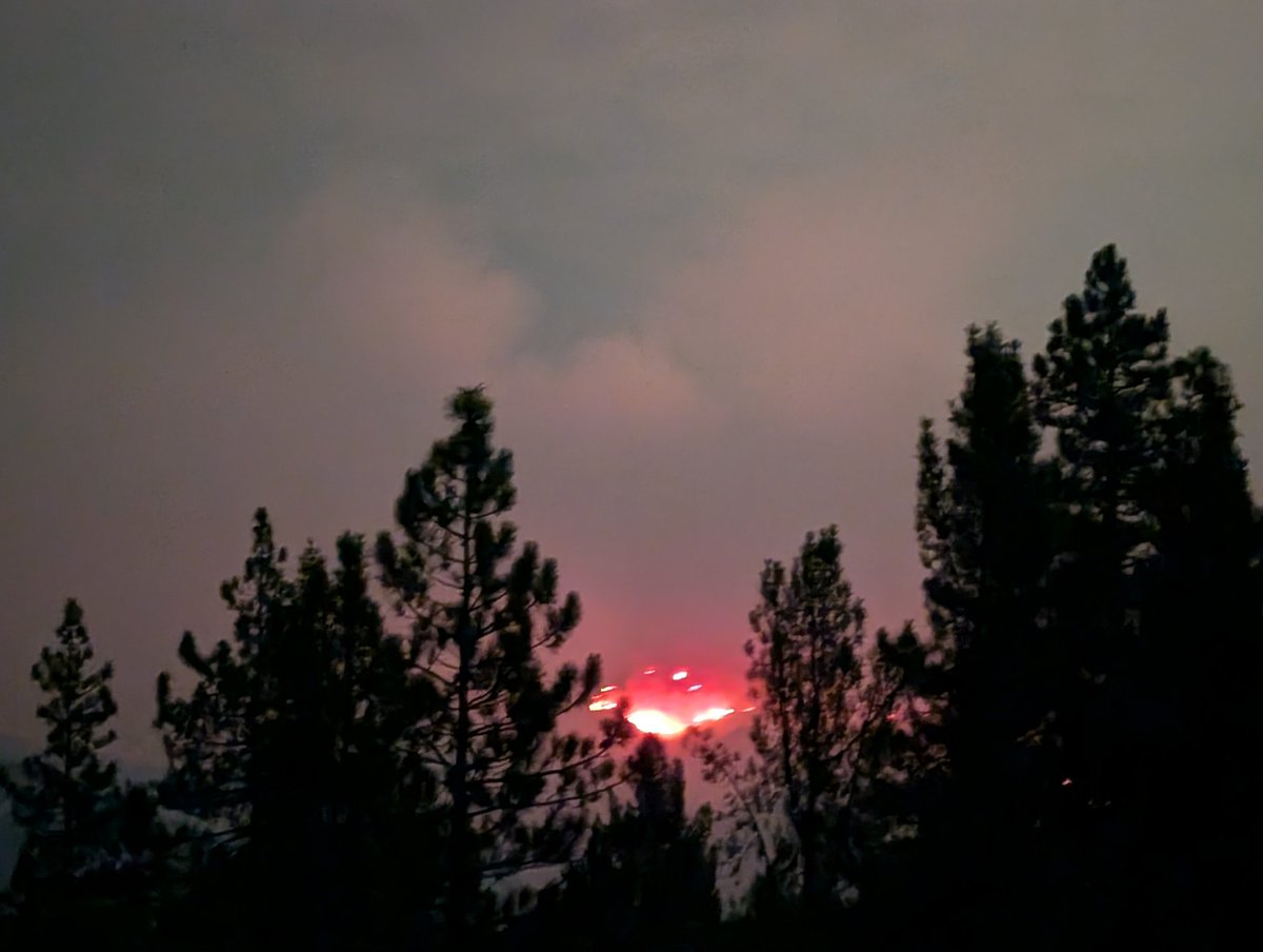 roberthritz's tweet image. 10 pm, from turn out just below Arrowbear. No wind, the fire is slowly creeping up. #linefire #socalfire #highland