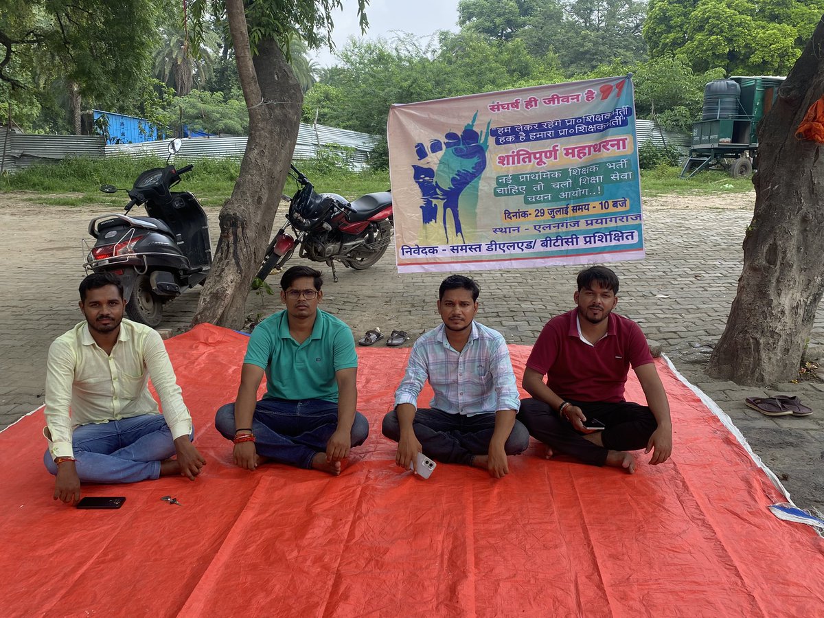RajatsinghAU's tweet photo. अनवरत धरना का तीसरा दिन..! 
महाधरना 4 दिन बाद घोषित किया जाएगा, तब तक आयोग के अध्यक्ष महोदया का नई शिक्षक भर्ती प्रस्ताव का ��ंतज़ार शांति पूर्वक करेंगे। 

आपका भाई- @RajatsinghAU https://t.co/Phrp4fzn4i