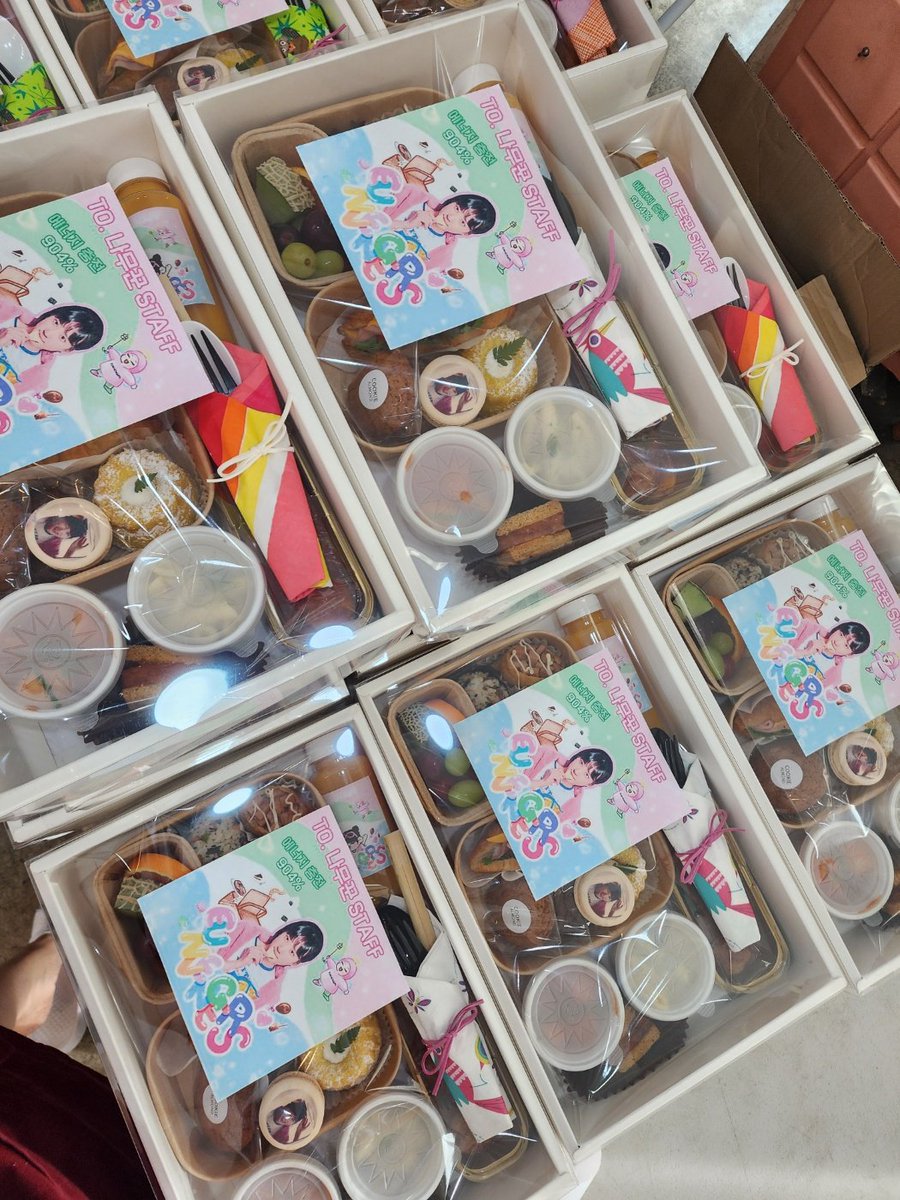 eunvengers's tweet photo. 박은빈 OFFICIAL FANCLUB ‘BINGO’ 2nd FAN PARTY <은빈노트: BINGO-ON>

빙고들을 위해 
열심히 준비하신 배우님, 스텝들을 위한 도시락 서폿을 진행 했습니다🥰

배우님 인스타 스토리 인증🩷💚

#박은빈 #은빈노트_BINGO_ON
#ParkEunBin #EUNBINNOTE_BINGO_ON
#은벤져스 https://t.co/RwDOCmrzIF