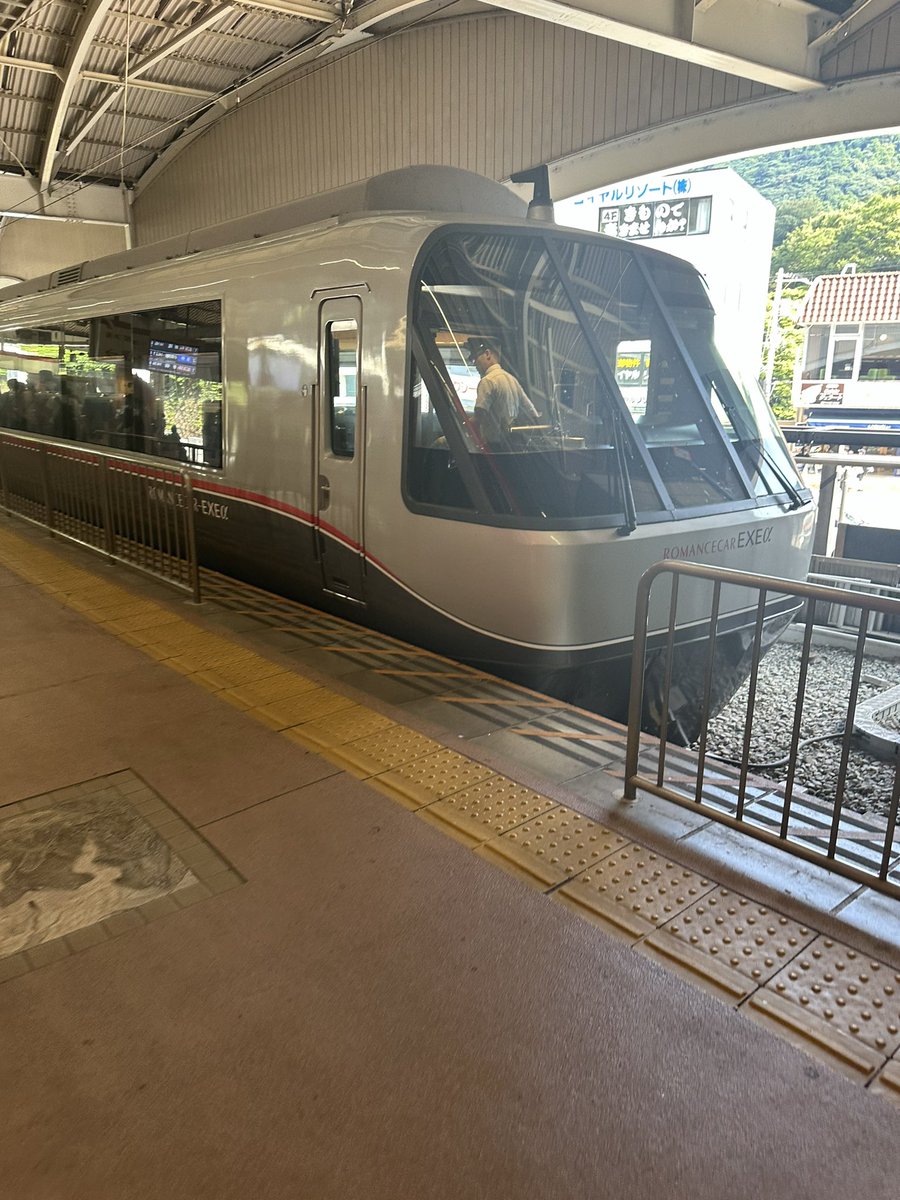 Morino_express's tweet photo. 三島駅へのバスは途中渋滞で遅れ、元箱根へのバスは一つ手前から乗りました。混んだ車内も、三島スカイウォークで半分くらい降りましたかね。元箱根からは一日一便の畑宿経由の急行便。なんとかはこね4号に！美術館、温泉寄りたかった　#箱根　#ロマンスカー https://t.co/C4Zm84rxe4