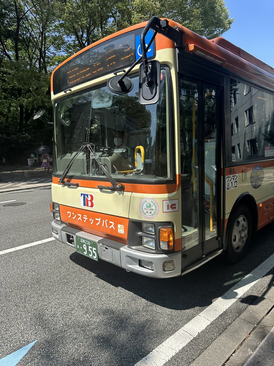 Morino_express's tweet photo. 三島駅へのバスは途中渋滞で遅れ、元箱根へのバスは一つ手前から乗りました。混んだ車内も、三島スカイウォークで半分くらい降りましたかね。元箱根からは一日一便の畑宿経由の急行便。なんとかはこね4号に！美術館、温泉寄りたかった　#箱根　#ロマンスカー https://t.co/C4Zm84rxe4