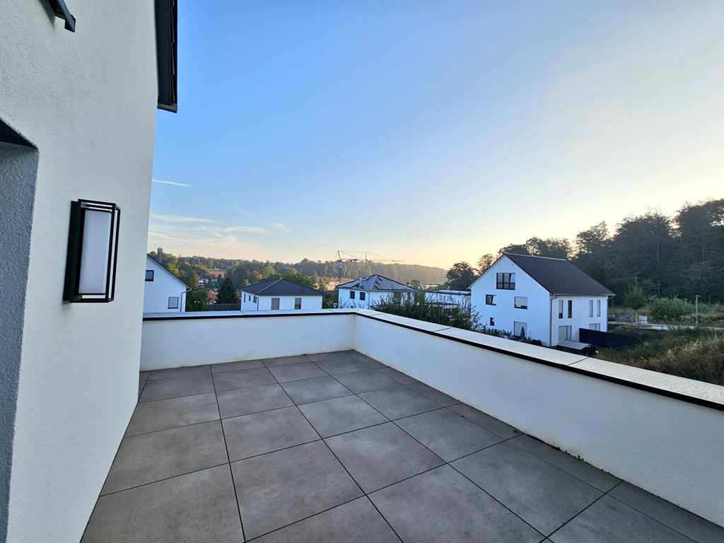 RequiRequi's tweet image. Lately I've been really enjoying driving to my new apartment on the weekend. A beautiful late summer sunrise, mist over fields, forests and rivers and a beautiful apartment waiting for me. Can't wait to fully move in by the end of the month. 🥰