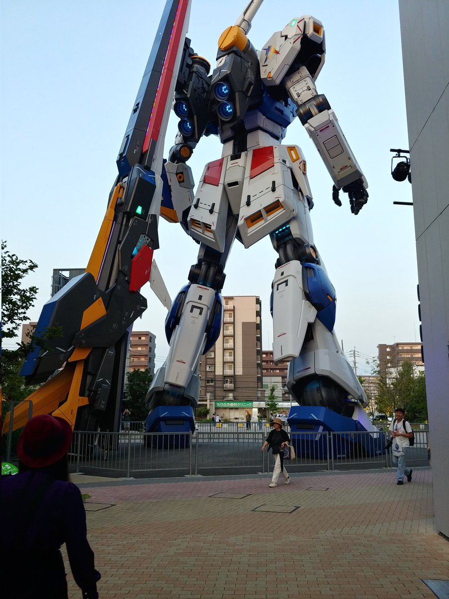 RE47122338's tweet photo. デートでした。後ろ姿×2 https://t.co/xBUxetSyHd
