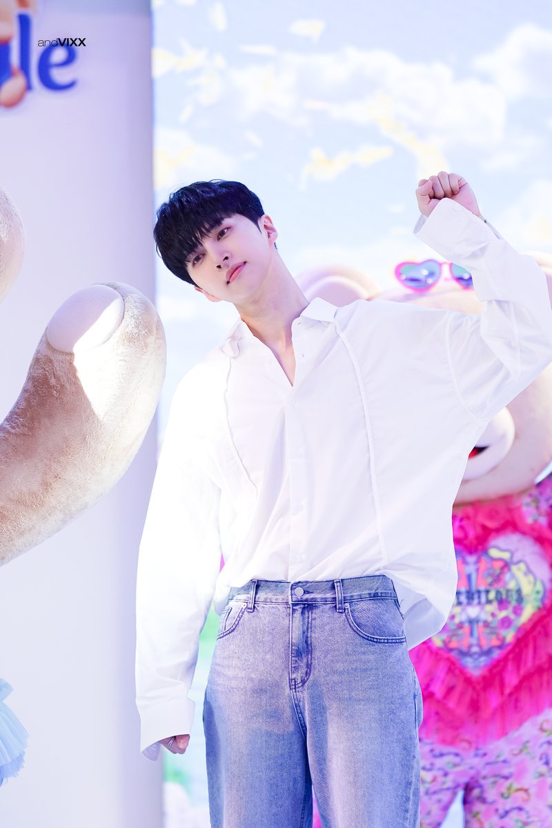 _AndVIXX's tweet photo. 240905 서패위 스너글 팝업 #빅스 #VIXX #KEN #켄 #이재환 @jaehwany0406 #Consolation_n_Love 

스너곰보다 귀여운 쟌이곰💛 https://t.co/idNCa7qYCc