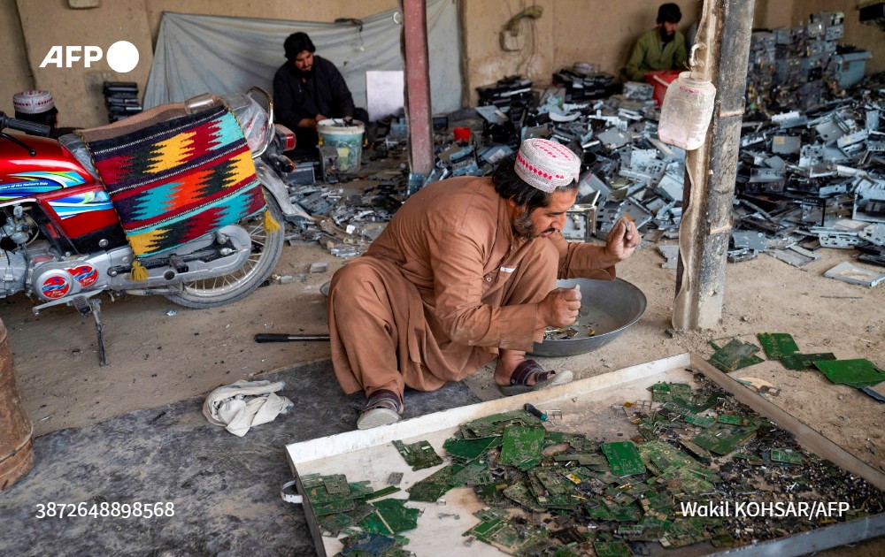 In Spin Boldak,  Afghans hunt for gold at the end of the radio <a href="/qubadwali/">Qubad Wali - قباد ولی</a> <a href="/PTrouillaud/">Pascale Trouillaud</a>  photo <a href="/WKohsar/">wakil.kohsar@gmail.com</a>  
u.afp.com/5beg  #AFP
