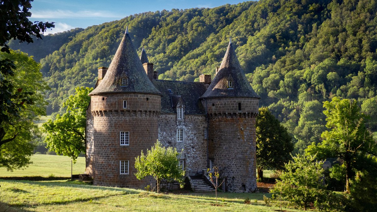 "We discovered the #Cantal together and literally fell under the spell of  its sumptuous, unspoilt landscapes....our wish is to share our passion for the château and its magnificent department."

-the owners of #Château de Longevergne 👇

visitauvergne.org/where-to-stay-…

<a href="/Auvergne/">Auvergne Tourisme 🌻</a>