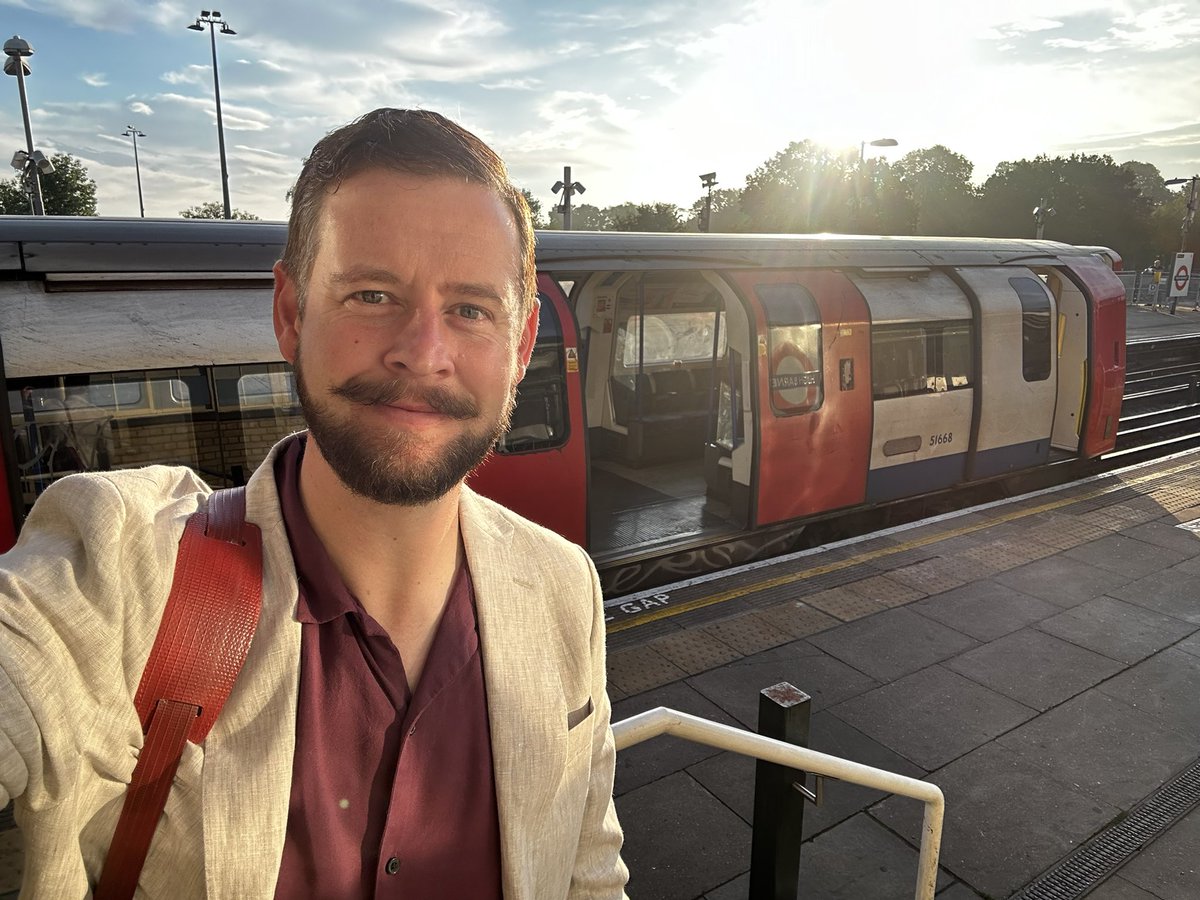 DrDavidBoyce's tweet image. Good morning London! Look who’s in town for #rED24 #researchED