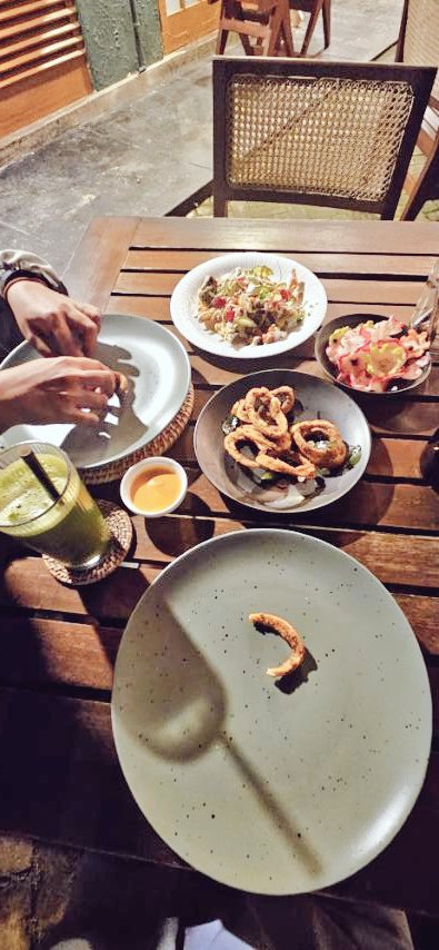 Jeew333T's tweet photo. Good food guide. Good god small club. Gotukola Juice and fairy lights in a patio. #listsofplaces https://t.co/50ZfBcXDRd