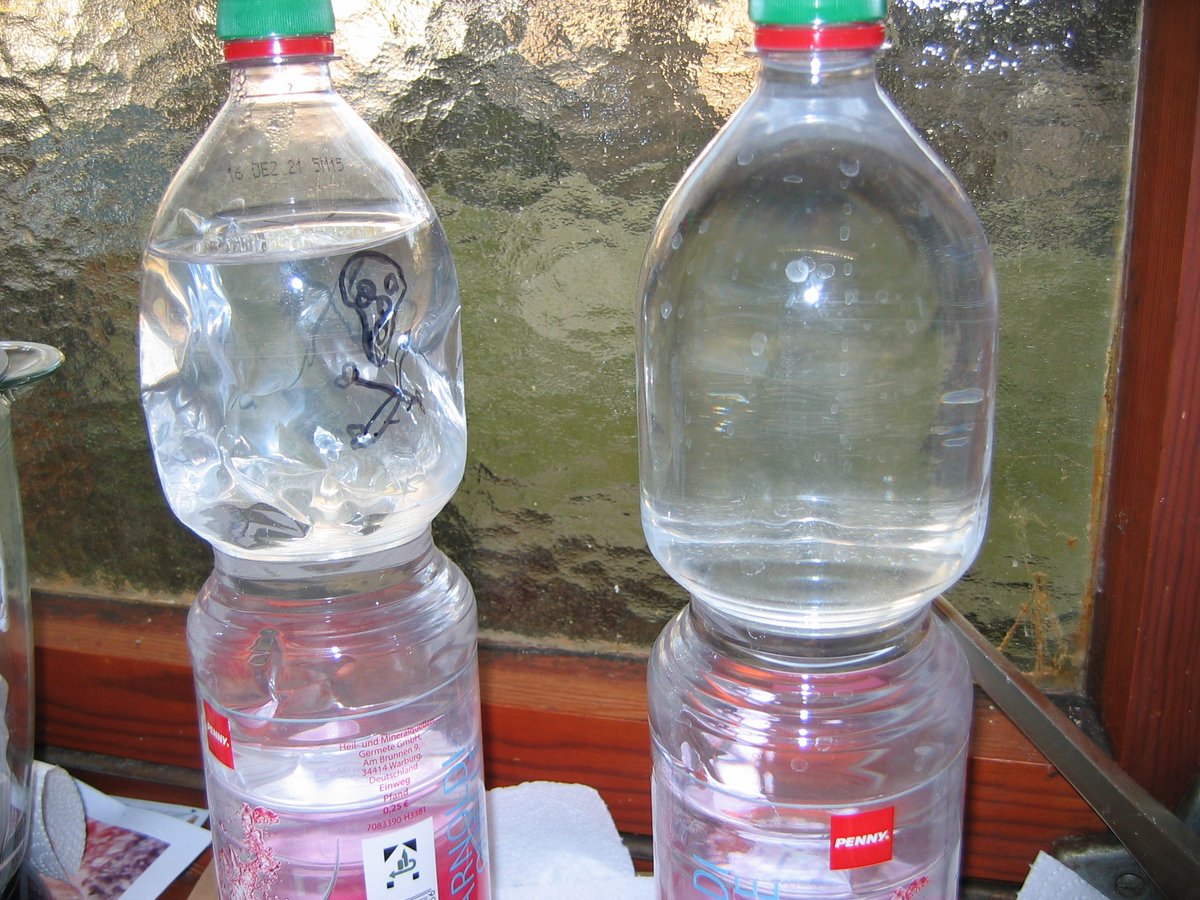<a href="/KarlHSchmelzing/">Karl-H. Schmelzinger</a> Wenn sein Badewasser irgendwann eimal "mysteriös" Kunststoffe angreift, dann weiß er (leider meist nicht), weiviel Gifte im Körper gespeichert sind und jetzt über die Haut abdampfen.
Wenn die Leute nur 1% Ahnung hätten, wären die Schrottplätze voller Holzöfen.