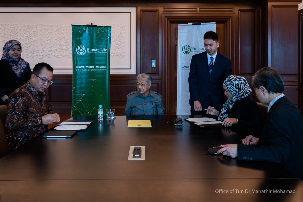 Tun Dr. Mahathir bin Mohamad on Friday received delegates from IPB University (formerly known as Institut Pertanian Bogor), Indonesia's premier agricultural university, which ranks 8th in Asia in agriculture and forestry.

During the meeting, Tun Dr. Mahathir shared his insights