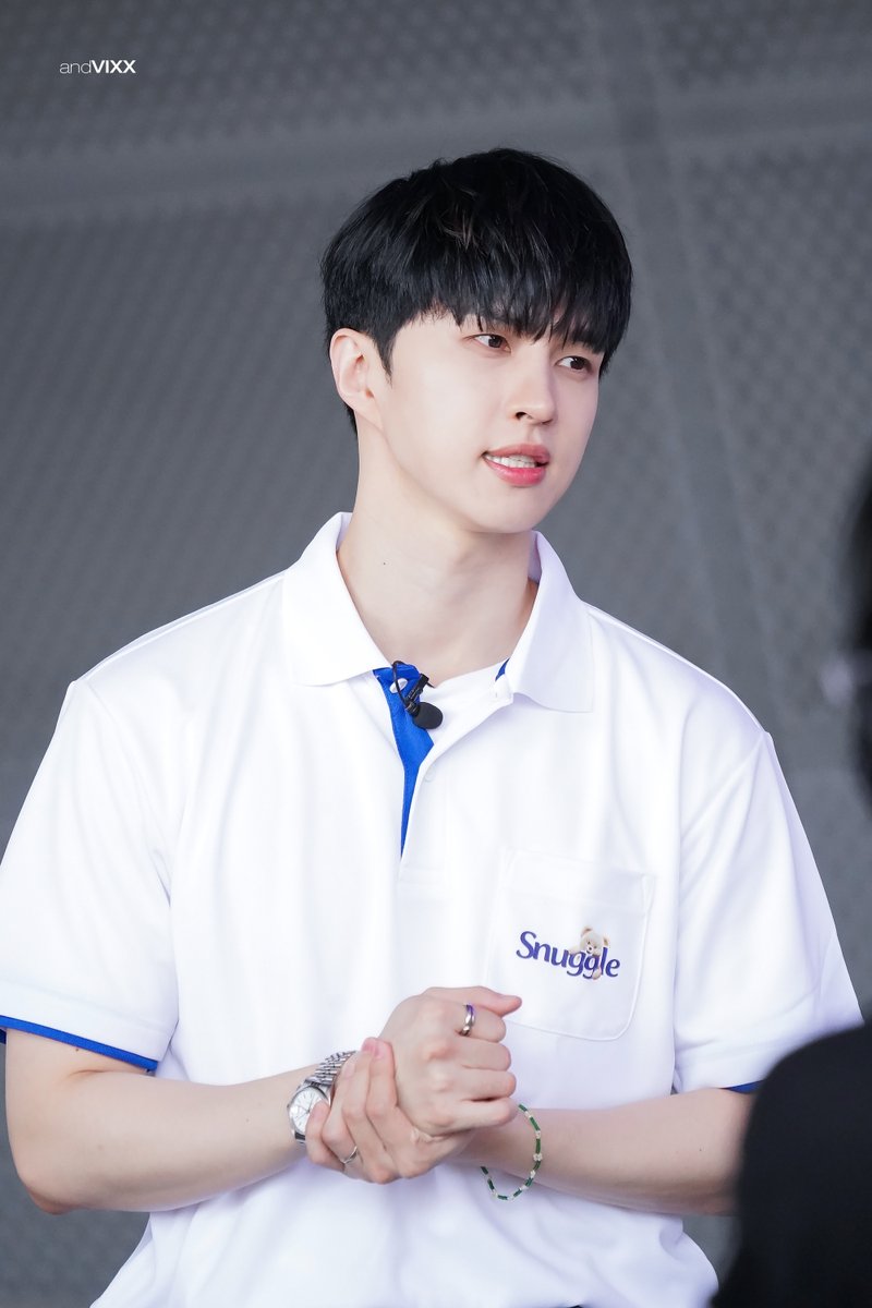 _AndVIXX's tweet photo. 240905 서패위 스너글 팝업 #빅스 #VIXX #KEN #켄 #이재환 @jaehwany0406 #Consolation_n_Love 

너무나 건실해보이는 알바청년 쟌이💛 https://t.co/EkpP69yf4l
