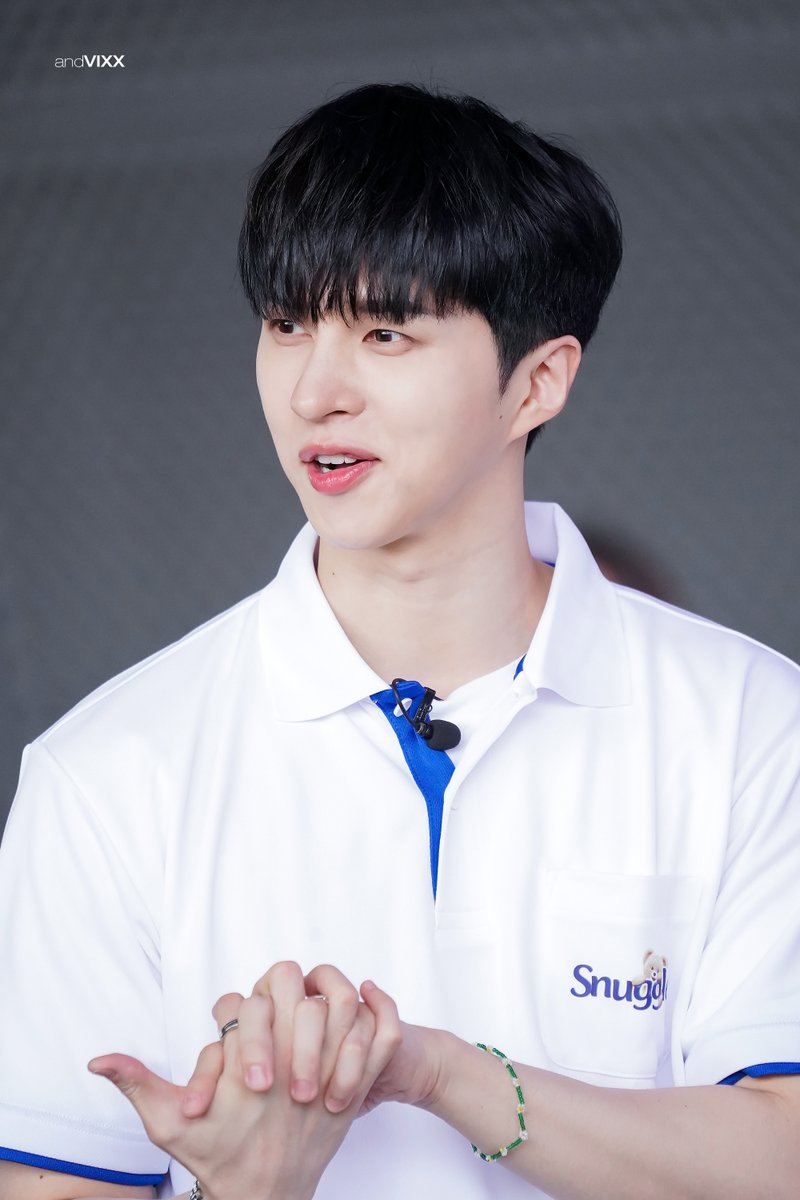 _AndVIXX's tweet photo. 240905 서패위 스너글 팝업 #빅스 #VIXX #KEN #켄 #이재환 @jaehwany0406 #Consolation_n_Love 

너무나 건실해보이는 알바청년 쟌이💛 https://t.co/EkpP69yf4l