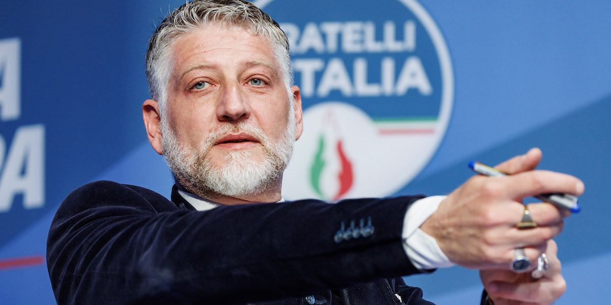 E  MENO MALE CHE CRITICAVANO TONINELLI...Da giovane ha militato nel  movimento politico di estrema destra di matrice neofascista Meridiano  Zero Ha studiato filosofia all’Università di Roma "La Sapienza", .SENZA  TUTTAVIA CONSEGUIRE LA LAUREA...Wikipedia