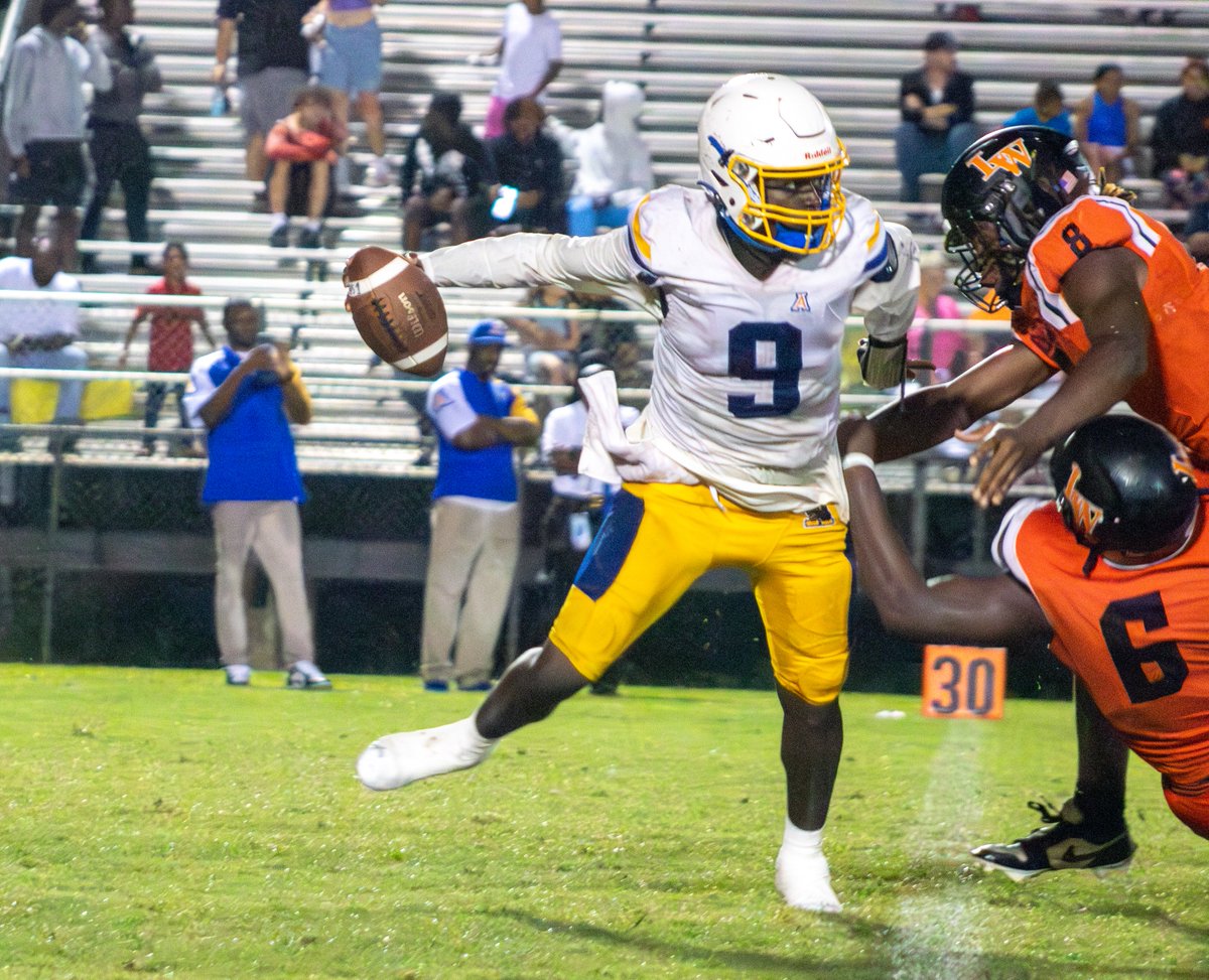JBennett863's tweet photo. Lake Wales defeated Auburndale 23-0 at Legion Field Friday night to win another regular season game, 28 straight, I believe. Highlander sophomores Kaneilius Purdy and Raeshaun Pugh had big games returning and running the football. Dontavius Purdy was also a defensive menace. https://t.co/F8OWBJOuKQ