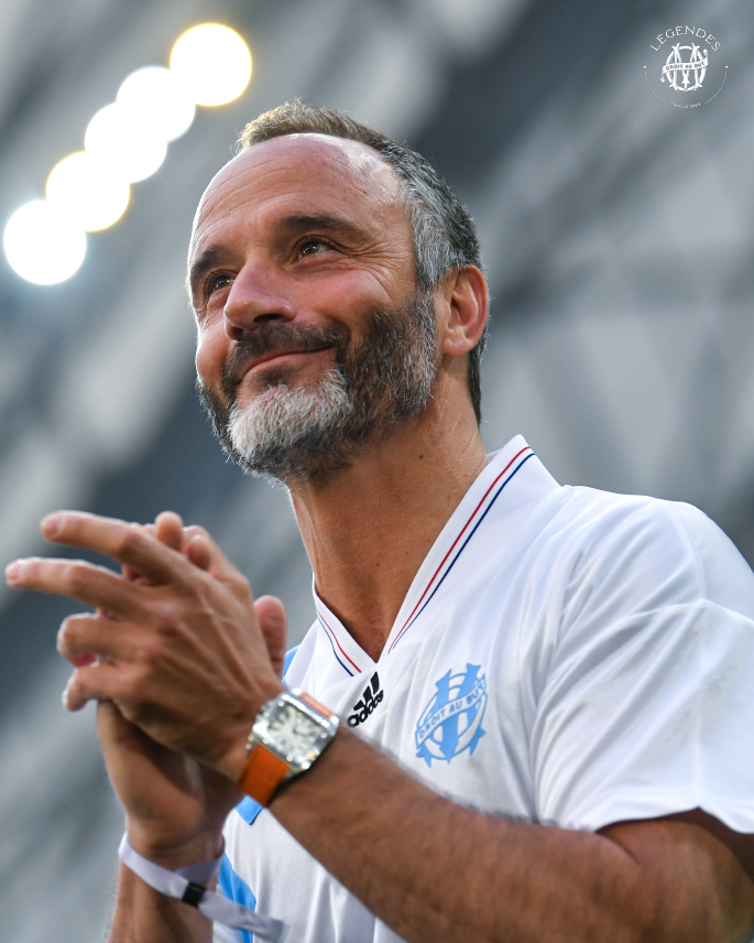 OM_Officiel's tweet image. 𝗨𝗻 𝗺𝗶𝗻𝗼𝘁 𝗲𝗻𝘁𝗿𝗲́ 𝗱𝗮𝗻𝘀 𝗹'𝗵𝗶𝘀𝘁𝗼𝗶𝗿𝗲 𝗱𝘂 𝗰𝗹𝘂𝗯 🐥🌟

12 saisons en bleu et blanc, 6 trophées et un amour indéfectible du club : joyeux anniversaire à 𝗘𝗿𝗶𝗰 𝗗𝗶 𝗠𝗲𝗰𝗼 qui souffle aujourd’hui sa 61ème bougie 🎂💙

#OMLégendes ✨