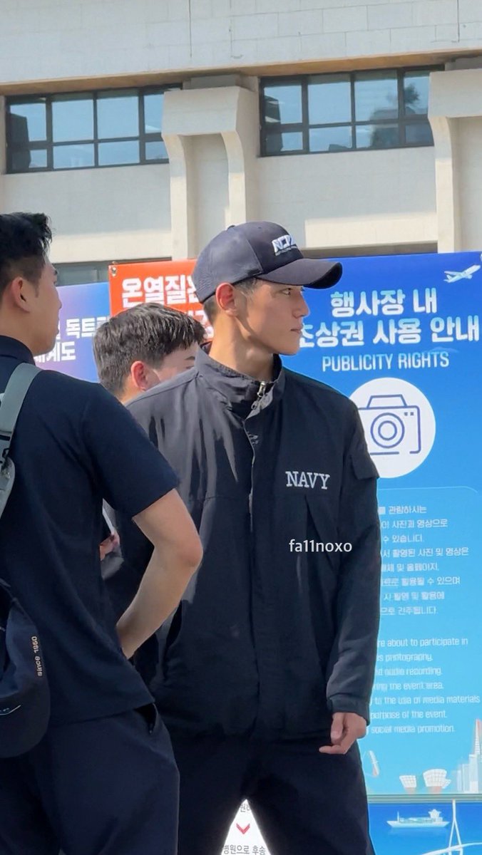 이목구비 짱뚜렷한 어떤 군인 발견 🤭