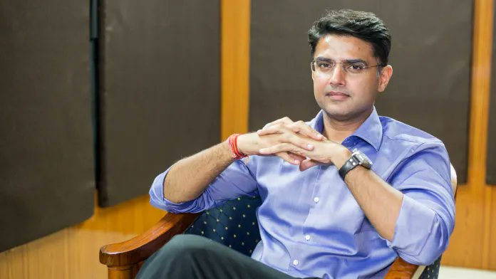 सचिन पायलट का आज जन्मदिन है और इस मौके पर उन्हें शुभकामनएं। 

युवा नेतृत्व और बदलाव के प्रतीक
राजस्थान की राजनीति में वे युवा नेतृत्व और बदलाव के प्रतीक हैं। वे पारंपरिक राजनीति और परिवर्तन की ज़रूरतों का संगम बनकर तेज़ी से उभरे; लेकिन कुछ कदम पीछे हो गए। 

यह होना ही था; क्योंकि