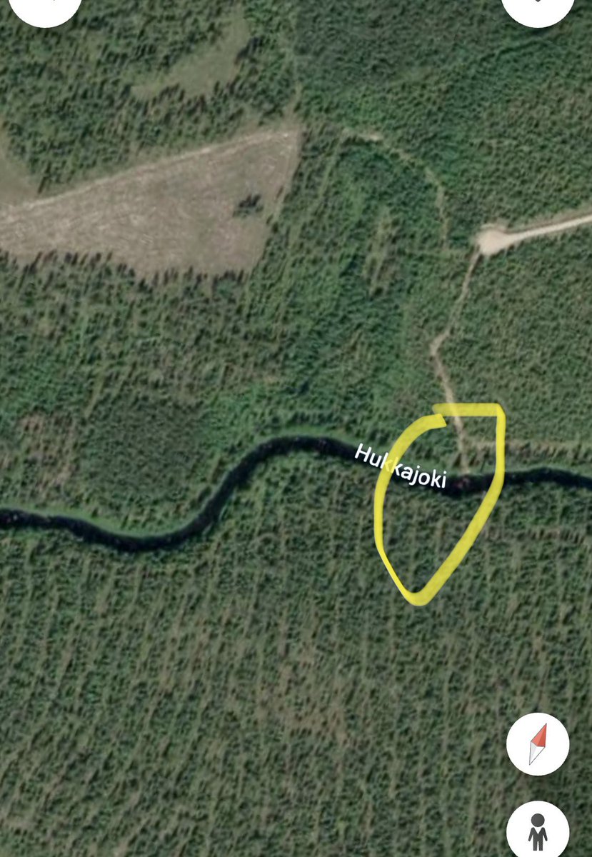Hukkajoen avohakkuualueelle olisi päässyt toistakin reittiä, jolloin raakkujokea ei olisi tarvinnut ylittää. Alue oli jo harvennettu v 2012 joen rantaan asti, mikä näkyy satelliittikuvassa. Nyt joen eteläpuoli on aukko. Ylityspaikka merkitty keltaisella. hs.fi/politiikka/art…