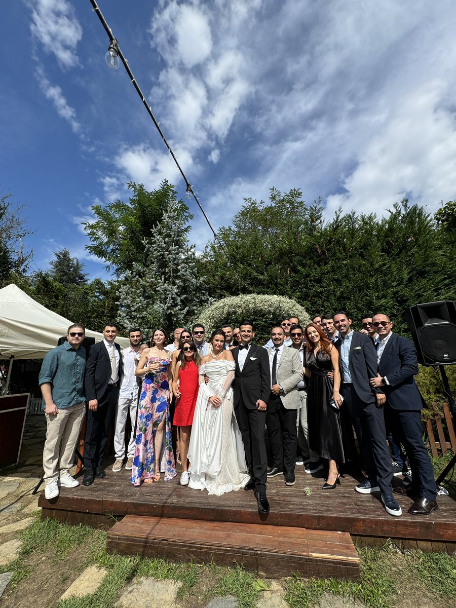 Dünya evine giren değerli mezunumuz <a href="/jrkaracan/">Burak</a> ve İlkim Hanım’a bir ömür boyu mutluluklar dileriz.