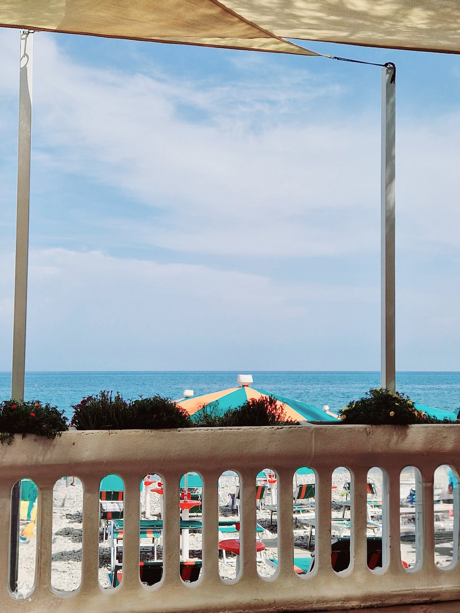 SamhProf's tweet image. Sono al mare e in sottofondo Raffaella Carrà. Ed è tutto quello che so sulla felicità