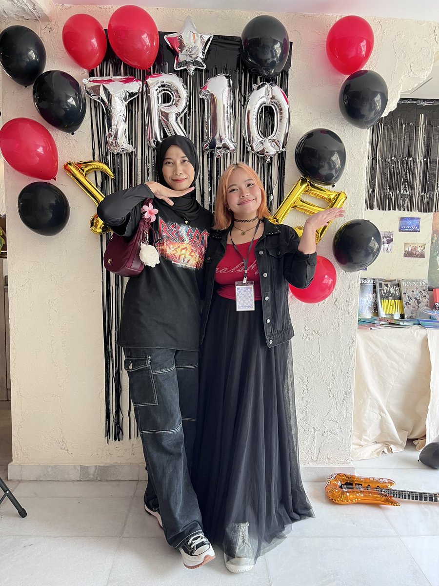 — just a quick check-in 🖤🍒

#Rocking4withTreasure #FROMTEUMYTOTREASURE
#TREASURE4THANNIVERSARY