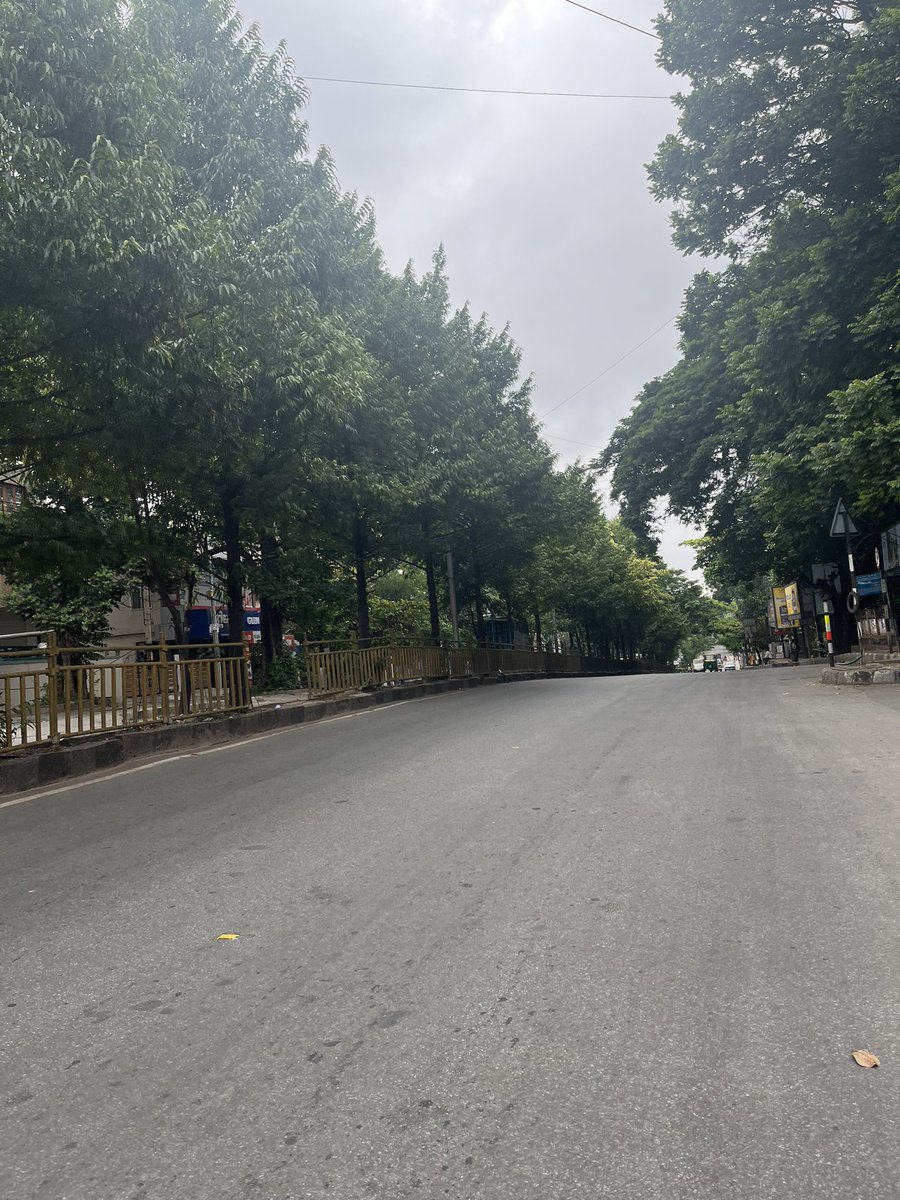 mohanbn's tweet image. The #Bengaluru Outer Ring Road stretch near #Kamakya will be soon buzzing with #NammaMetro #Phase3 construction. #BBMP installed road median railings recently, which will be taken out as metro work begins. Why do we waste tax payers money like this? @DKShivakumar