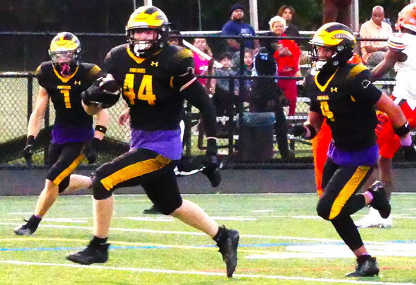 ⁦<a href="/CGFootballHS/">Cedar Grove Football</a>⁩ roars by ⁦<a href="/WeequahicHSFB/">Weequahic Football</a>⁩ ⁦<a href="/sparadiso9/">Stephen Paradiso</a>⁩ ⁦<a href="/JerryTargia_/">Jerry Targia</a>⁩ ⁦<a href="/morricejackson1/">Jackson Morrice</a>⁩ ⁦<a href="/bcarrnjsports1/">Brian Carr-North Jersey HS “Football Show"</a>⁩ ⁦<a href="/CGHS_Athletics/">Cedar Grove Athletics</a>⁩ ⁦<a href="/PierceAsfalg/">Pierce</a>⁩ ⁦<a href="/jakecatanz21/">Jake Catanzarite</a>⁩ ⁦⁦⁦<a href="/NANNPHOTO51/">NANNPHOTO</a>⁩ sidelinechatter.com/friday/sport1.…