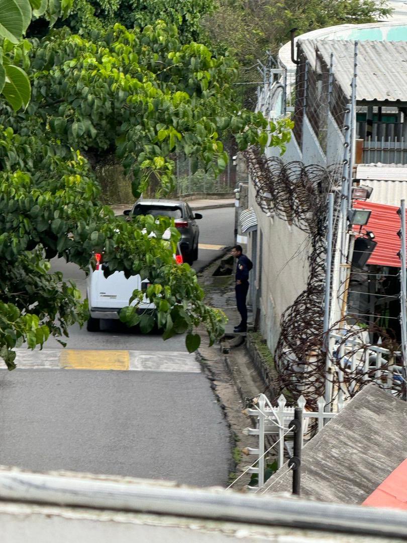 a90sfairy's tweet photo. La embajada de argentina en Caracas,amaneció rodeada de agentes del régimen armados y encapuchados. No me imagino la angustia que deben estar viviendo los que se encuentran en la embajada y no es justo
¡Basta de la persecución!
#HacerPoliticaNoEsDelito
#ViolacionAlAcuerdoDeViena https://t.co/YDeZio1fFb