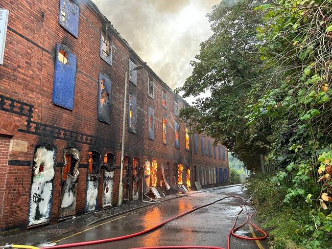 HWFireControl's tweet photo. 13:10 HWFRS assets have the fire in the derelict building in Park Lane Kidderminster surrounded however, advise local residents to continue to keep windows and doors shut whilst there is a smoke plume.  Park Lane is blocked due to appliances  motorists and public please avoid https://t.co/5fixgnfwOh