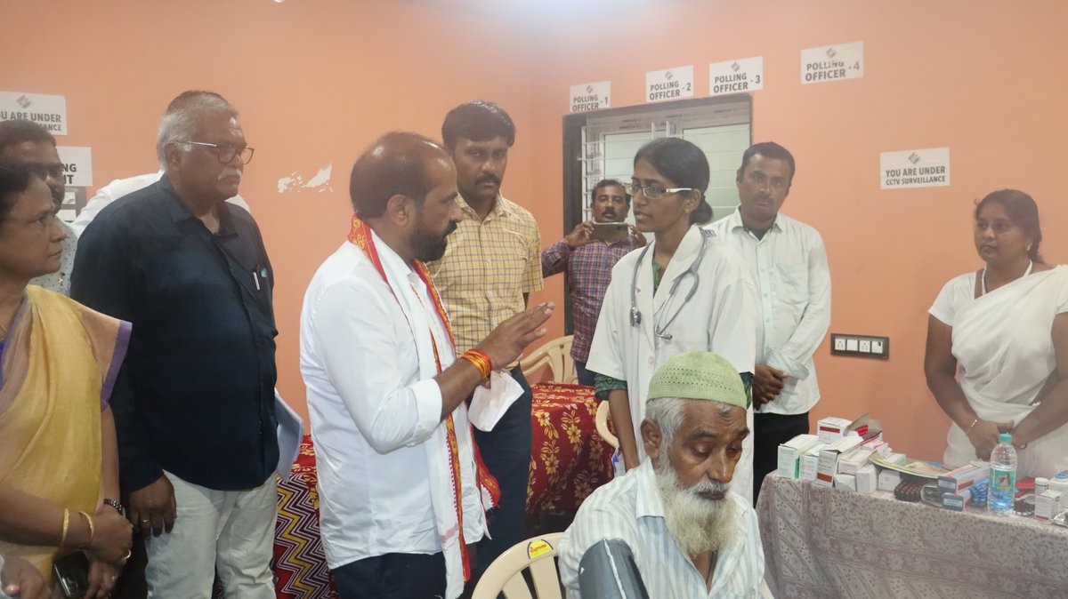 satyakumar_y's tweet photo. విజయవాడ భవానీపురంలోని దర్గా సెంటర్​ వద్ద ఉన్న ప్రాథమిక ఆరోగ్య కేంద్రాన్ని సందర్శించాను. అక్కడ ఏర్పాటు చేసిన మెడికల్​ క్యాంప్​ను పరిశీలించాను. వరద బాధితులకు అందిస్తున్న మెడికల్​ కిట్ల వివరాలు తెలుసుకున్నాను. 

బాధితులతో మాట్లాడి మెడికల్​కిట్ల వల్ల కలిగే ప్రయోజనాలను వారికి వివరించాను. అలాగే  ఊర్మిళా నగర్​లోని చర్చ్ సెంటర్​ వద్ద ఏర్పాటు చేసిన మెడికల్ క్యాంప్​ ను కూడా సందర్శించాను.