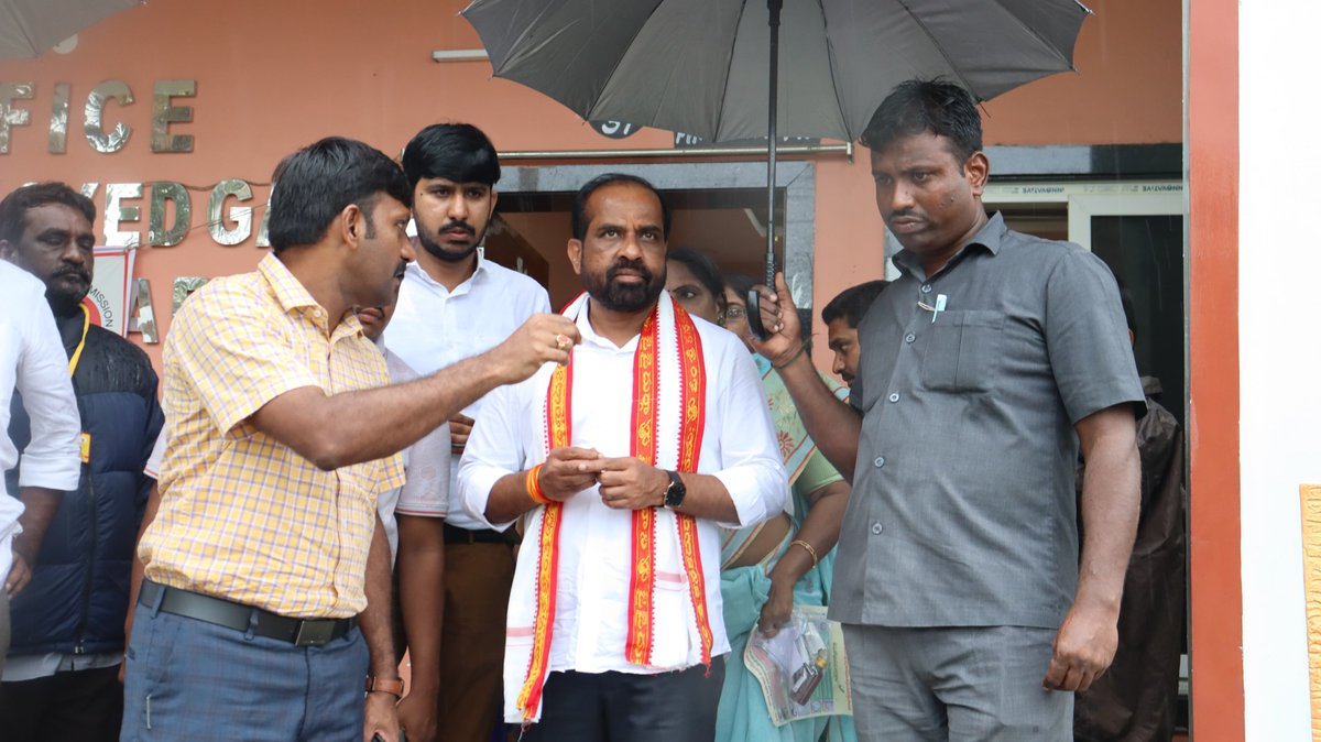 satyakumar_y's tweet photo. విజయవాడ భవానీపురంలోని దర్గా సెంటర్​ వద్ద ఉన్న ప్రాథమిక ఆరోగ్య కేంద్రాన్ని సందర్శించాను. అక్కడ ఏర్పాటు చేసిన మెడికల్​ క్యాంప్​ను పరిశీలించాను. వరద బాధితులకు అందిస్తున్న మెడికల్​ కిట్ల వివరాలు తెలుసుకున్నాను. 

బాధితులతో మాట్లాడి మెడికల్​కిట్ల వల్ల కలిగే ప్రయోజనాలను వారికి వివరించాను. అలాగే  ఊర్మిళా నగర్​లోని చర్చ్ సెంటర్​ వద్ద ఏర్పాటు చేసిన మెడికల్ క్యాంప్​ ను కూడా సందర్శించాను.