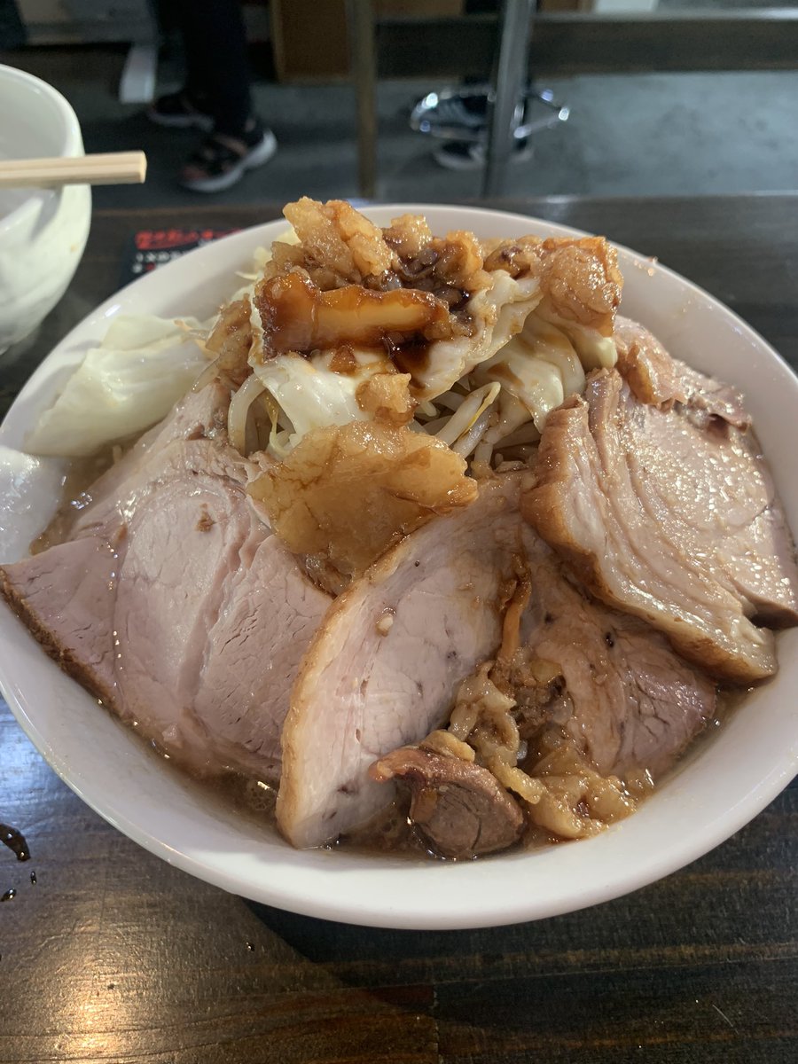 af0525ramen's tweet photo. 夢を語れ千葉
ラーメン300g 豚マシ全マシ
ラスト営業ってことでモーニング決めてきた
回数はそこまで行けてないけど、思えば福々三座での間借り営業から始まり、ここまで多くの人に愛される店を作り上げた若き店主には素直にリスペクト。
これからも通って陰ながら応援しよう。
ごちそうさまでした。 https://t.co/hfmVCi0rCD