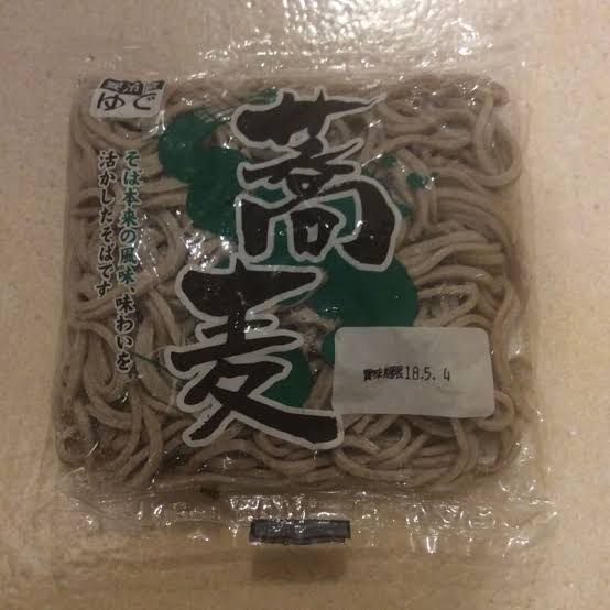 皿の上におもむろに袋そばが乗ってるようにしか見えないのだ