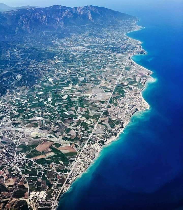 Hatay İskenderun Arsuz sahil yolu ve Amanos dağları.
