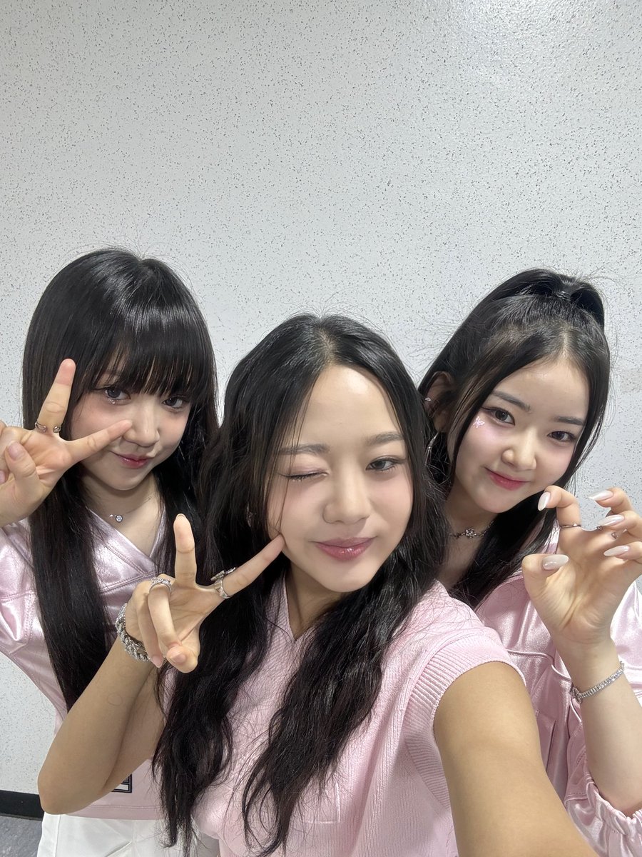 [📸]
240907 제15회 INK 콘서트

오랜만에 VVinie를 만나 너무 행복했던 VVUP😍 이렇게 큰 무대에서 VVinie를 만날 수 있게 해주신 관계자 분들께도 감사합니다💗곧 멋있는 모습으로 찾아올테니 조금만 기다려주세요 VVinie~💕 

#VVUP #비비업
#킴 #팬 #수연 
#Kim #Paan #Suyeon
#INK콘서트