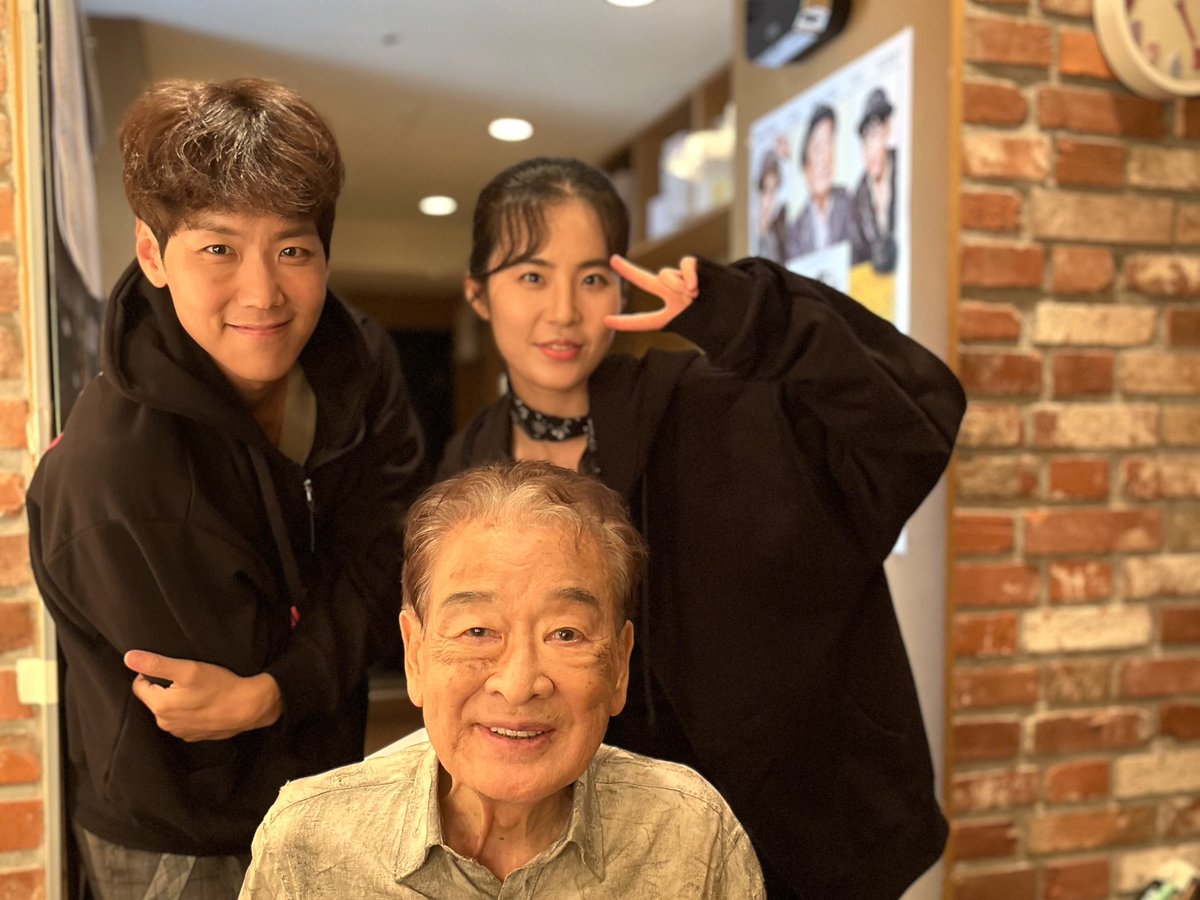 parkcompany1's tweet image. [#고도를_기다리며를_기다리며]
순재 에스터 &amp;amp; 카이 밸 &amp;amp; 수연 로라
첫공 사진 📸

-
연극 &amp;lt;&apos;고도를 기다리며&apos;를 기다리며&amp;gt;
𝟮𝟬𝟮𝟰.𝟵.𝟳-𝟭𝟮.𝟭
예스24스테이지 3관