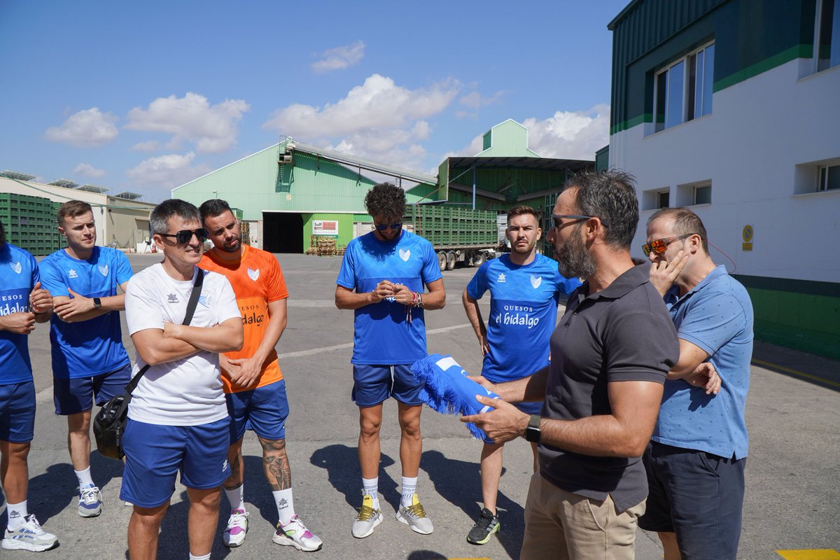 ManzanaresFS's tweet photo. 🔵⚪ La plantilla del Manzanares FS, junto al presidente de honor (Luis del Moral) y el vicepresidente (Juan Nieto-Márquez) visitaron las instalaciones de otro de nuestros patrocinadores, la empresa #Mercomancha.
¡Gracias por recibirnos!
#ElOrgulloDeSerManchego https://t.co/XLQaQdG4xF