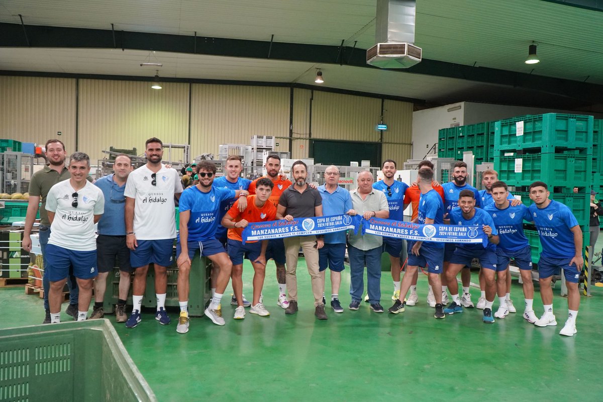 ManzanaresFS's tweet photo. 🔵⚪ La plantilla del Manzanares FS, junto al presidente de honor (Luis del Moral) y el vicepresidente (Juan Nieto-Márquez) visitaron las instalaciones de otro de nuestros patrocinadores, la empresa #Mercomancha.
¡Gracias por recibirnos!
#ElOrgulloDeSerManchego https://t.co/XLQaQdG4xF