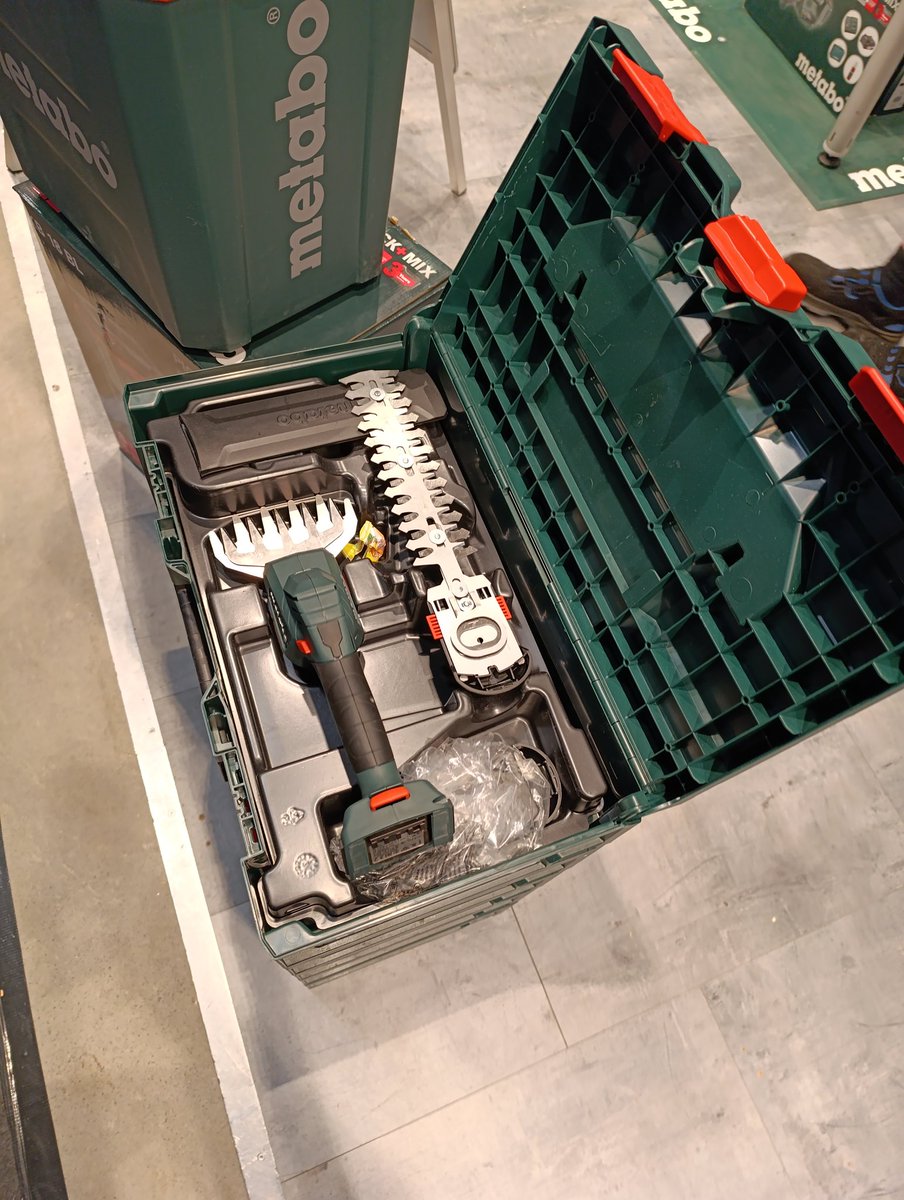BurchertMichael's tweet photo. Heating was dominated by heatpumps, for good reason. Some remnants of the old world still there though.
And there were cordless #strawbuilding tools, see:
11/x https://t.co/OzXFJ3e6lb