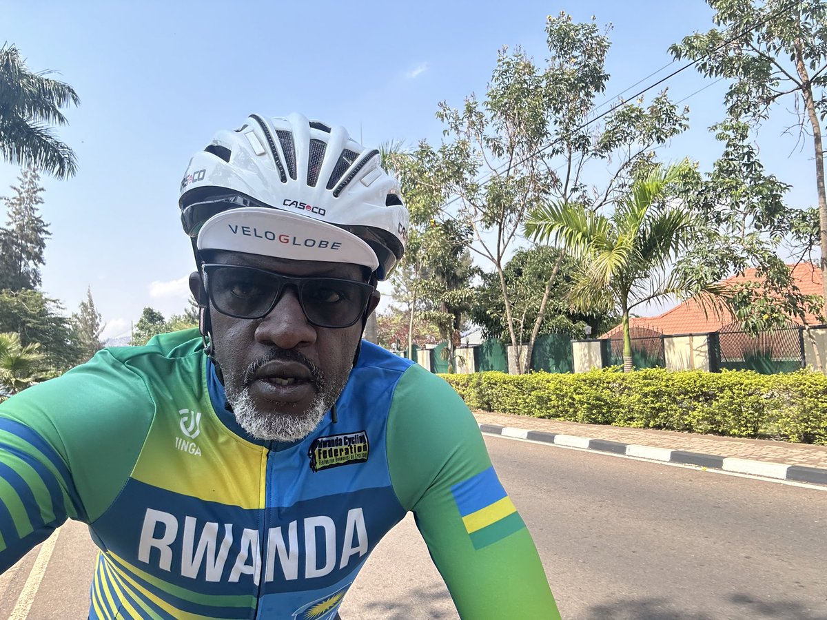 What a coincidence! Same date, same month, different years, different locations, same outfit. 
Pic A: 07/09/2023 @ 9h26’ (Rwamagana road)  
Pic B: 07/09/2024 @ 9h24’ (Kimihurura, Kigali)
#StayStrongStayHealthy
#cycling