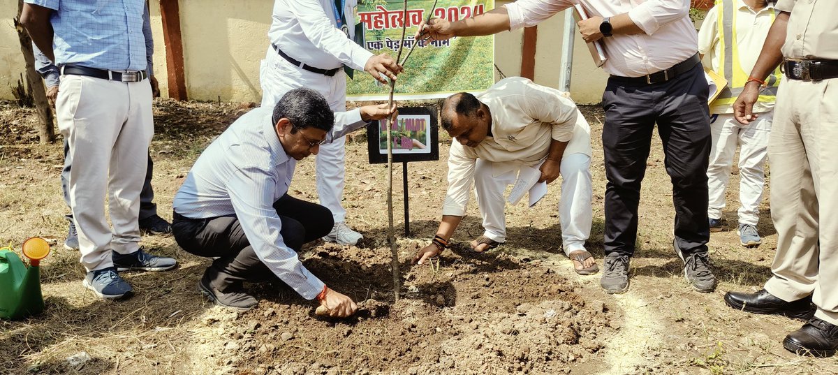 drmmalda's tweet photo. “Ek Ped Maa Ke Naam” Mass Tree Plantation Programme at Munger Railway colony.
Let’s honor the unconditional love of mothers by planting a tree today. 🌿 Every tree makes a difference. 🌍 #EkPedMaaKeNaam #SaveEarth #TreeForFuture https://t.co/THa11fO289