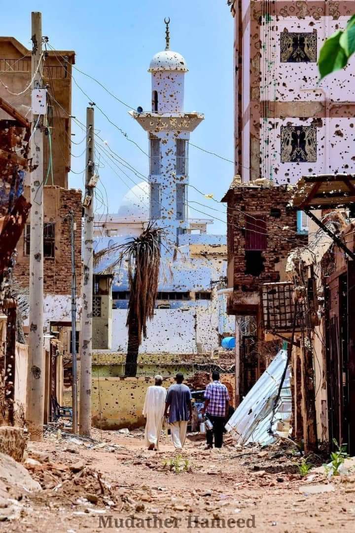 اذان الفلاح العظيم
وصوت امنيات الولاد
بنات العيون عارفين
دموع في عيون العباد

قراب إلا  منك بعيد 
وروحك في ايد البُعاد 
ملامحك هموم نازحين 
وطيفك كبانت سعاد

صباح الضلام الشديد
مخربش في خاطر شهيد
كوؤس من حلال النشيد
تعادل كتير بالجديد

هواجس تكابس رؤاك
تعاند تعافر براك
تلملم عقاب